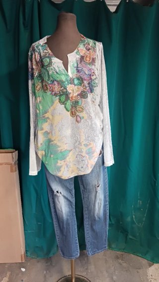 Blusa estampada y pantalón tejano