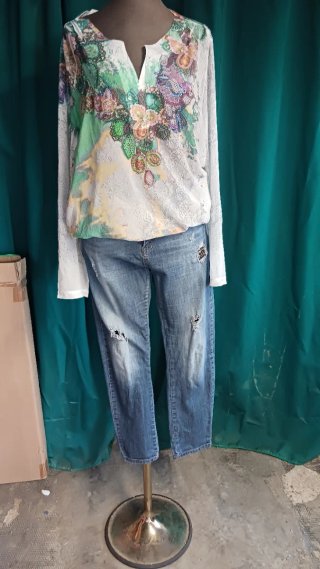 Blusa estampada y pantalón tejano