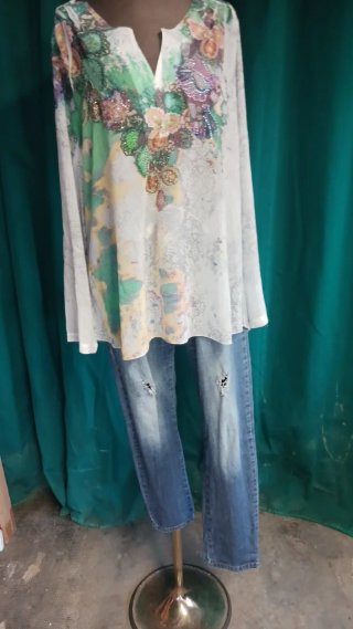 Blusa estampada y pantalón tejano