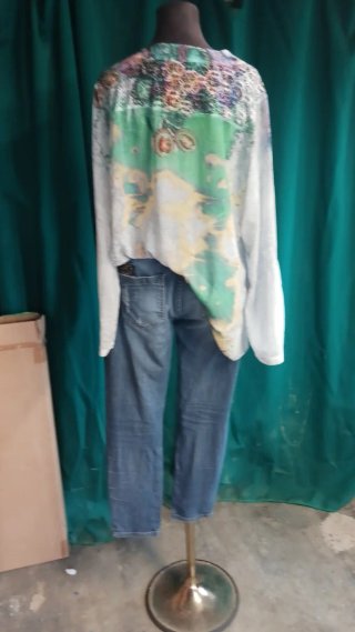 Blusa estampada y pantalón tejano