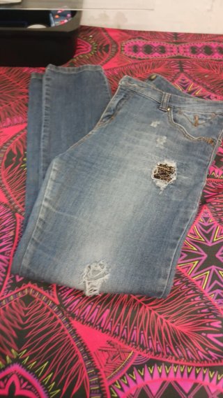 Blusa estampada y pantalón tejano