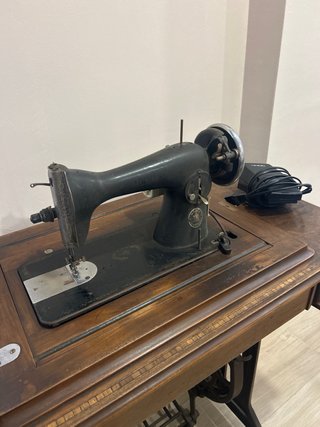 Máquina de coser Singer antigua con motor