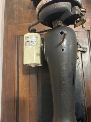 Máquina de coser Singer antigua con motor