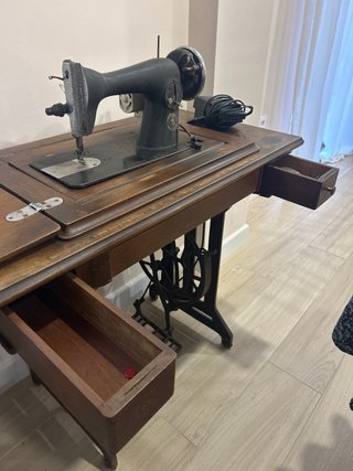 Máquina de coser Singer antigua con motor