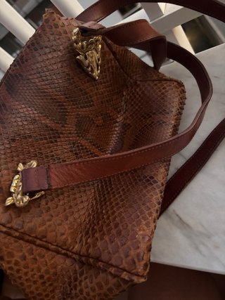 Borsa in pelle di serpente marrone con dettagli or