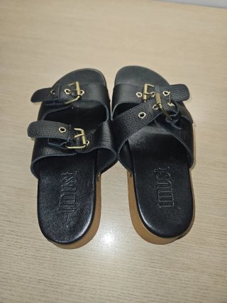 Sandalias Must negras con hebillas