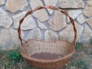 Cesta de mimbre artesanal