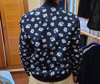 Cazadora bomber azul marino floral