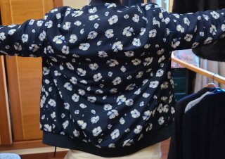 Cazadora bomber azul marino floral