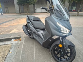 Se vende SYM Joymax Z 300 CT matriculada en 2025,