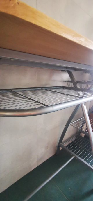 Mesa alta cocina madera y metálica.