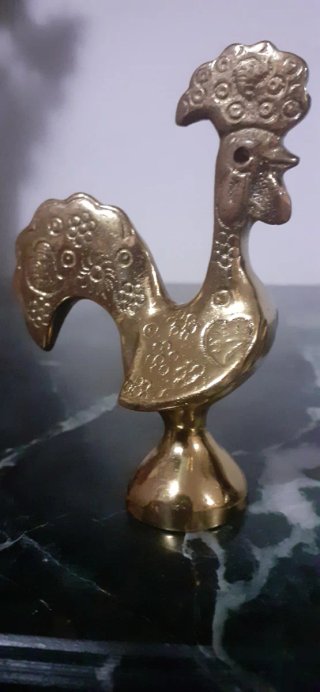 Figura antigua en bronce macizo de un gallo.