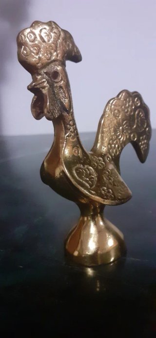 Figura antigua en bronce macizo de un gallo.