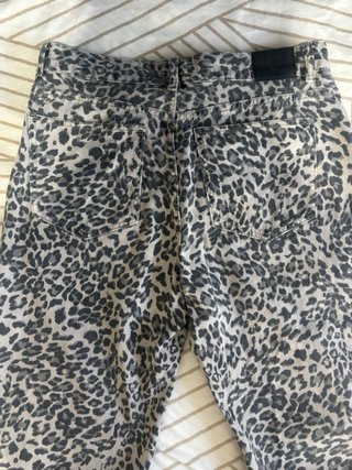 Pantalón vaquero estampado leopardo