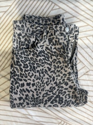 Pantalón vaquero estampado leopardo