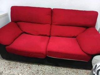 Sofá de tela rojo y negro. Esta un poco undido