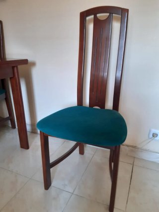 Mesa de comedor y 4 sillas de madera