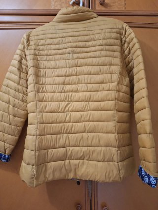 Chaqueta acolchada color mostaza