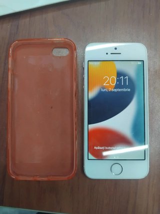 iPhone SE Argento con custodia rossa