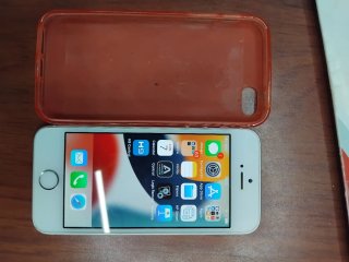iPhone SE Argento con custodia rossa