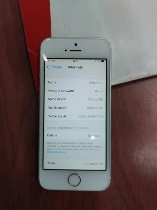 iPhone SE Argento con custodia rossa
