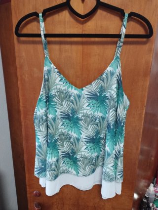 Camiseta tirantes hojas tropicales