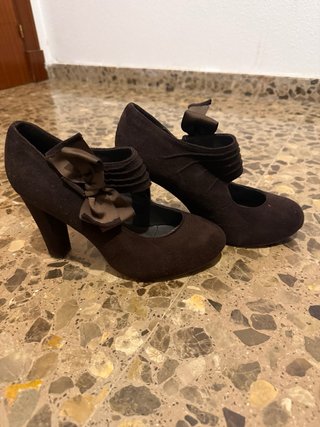 Zapatos de tacón marrones con lazo