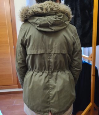 Abrigo impermeable verde con capucha