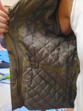 Abrigo impermeable verde con capucha