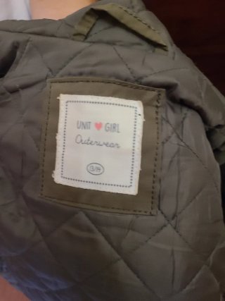 Abrigo impermeable verde con capucha