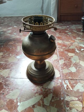 Lámpara de aceite antigua de latón