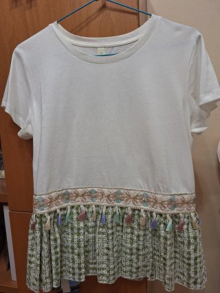 Camiseta blanca con bordado y flecos