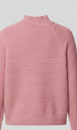 Jersey rosa de cuello alto con textura