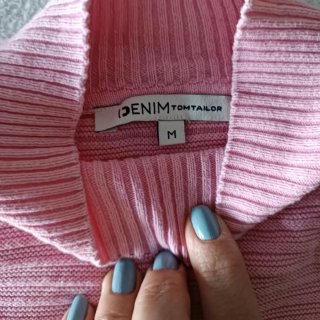 Jersey rosa de cuello alto con textura