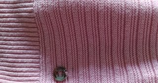 Jersey rosa de cuello alto con textura