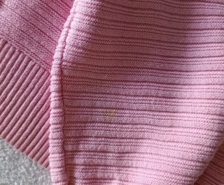 Jersey rosa de cuello alto con textura