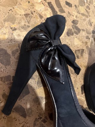 Tacones negros con lazo