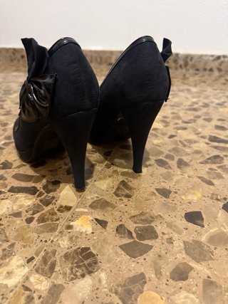 Tacones negros con lazo