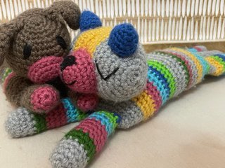 Lote 2 peluches crochet arcoíris