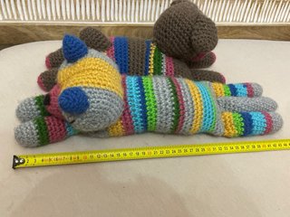 Lote 2 peluches crochet arcoíris