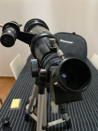 Telescopio Celestron con trípode y accesorios