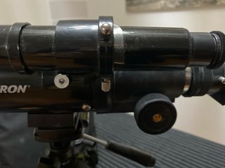 Telescopio Celestron con trípode y accesorios
