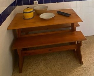 Mesa de madera con bancos