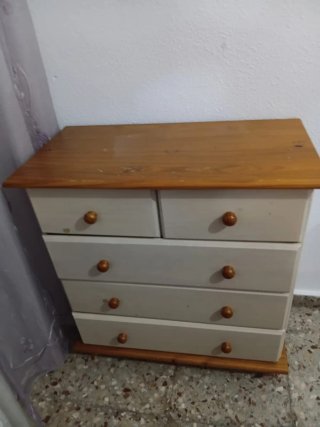Cómoda de madera y plástico