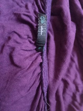 Camiseta morada con abalorios