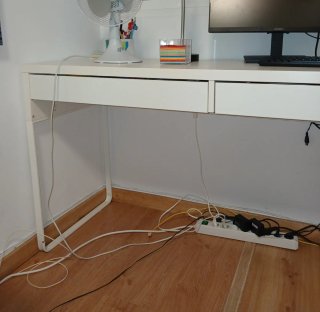 Scrivania bianca Micke di Ikea