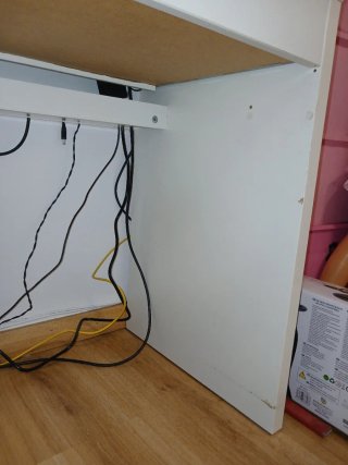 Scrivania bianca Micke di Ikea