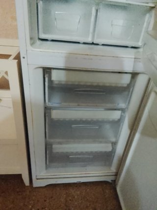 Nevera y lavadora blanca