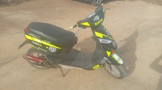Yamaha Neox Scooter Negro y Amarillo