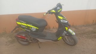 Yamaha Neox Scooter Negro y Amarillo